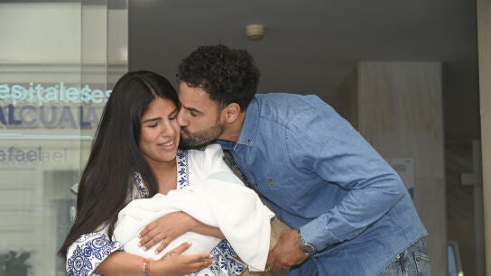 Isa Pantoja y Asraf Beno, a la salida del hospital