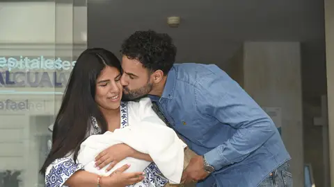 Isa Pantoja y Asraf Beno, a la salida del hospital Isa Pantoja y Asraf Beno, a la salida del hospital