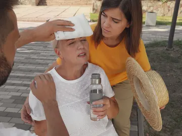 Mujer sufriendo un golpe de calor Mujer sufriendo un golpe de calor