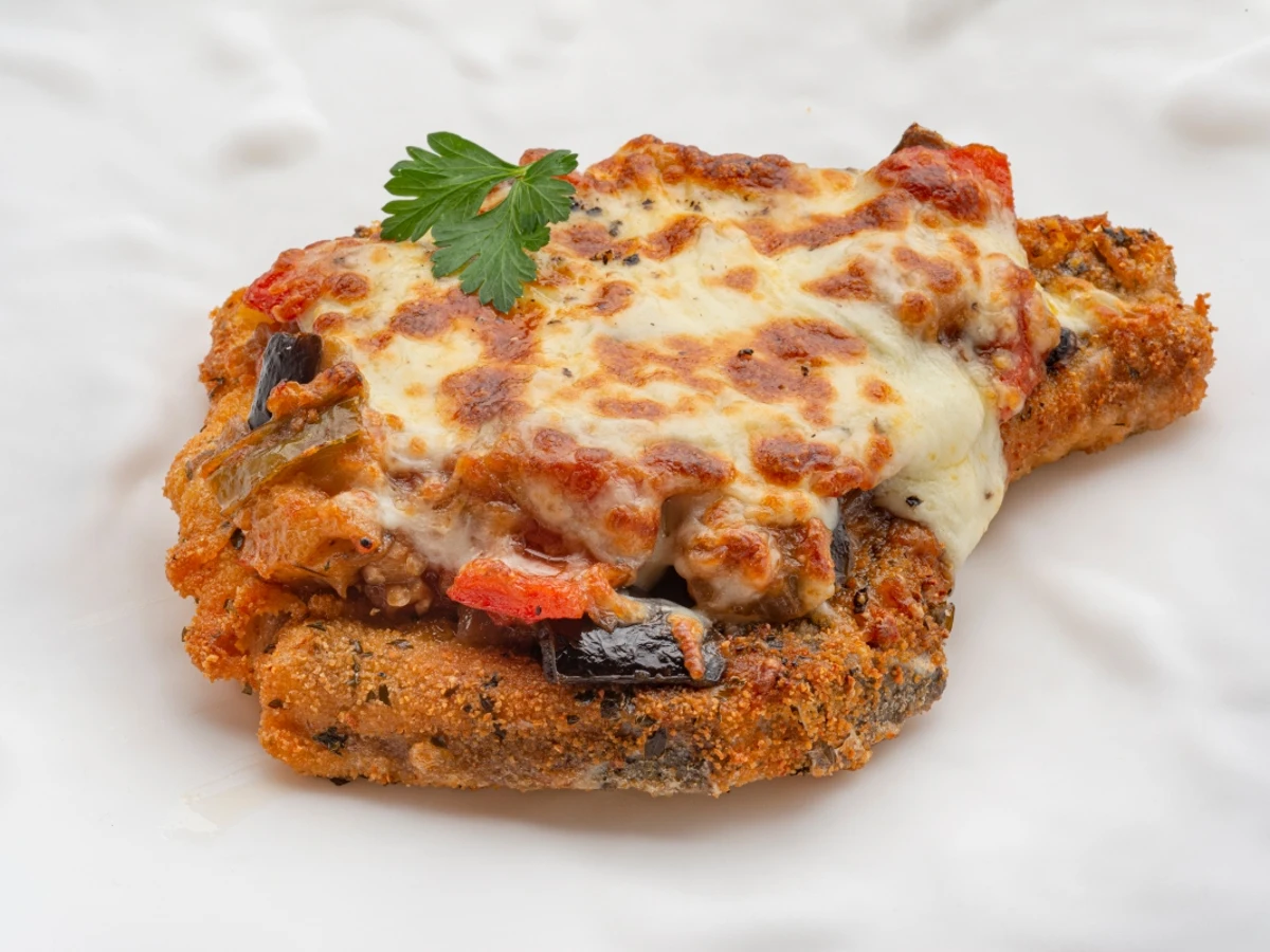 Milanesa de chuleta de cerdo con safaina gratinada