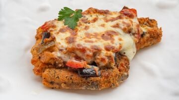 Milanesa de chuleta de cerdo con safaina gratinada