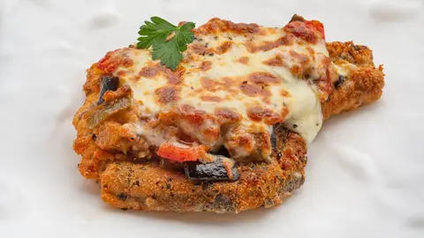 Milanesa de chuleta de cerdo con safaina gratinada Milanesa de chuleta de cerdo con safaina gratinada