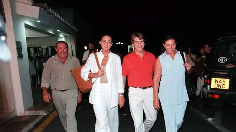 José Luis Berrocal, Vicky Martín Berrocal, Manuel Díaz El Cordobés y Victoria Serrano en 1998 José Luis Berrocal, Vicky Martín Berrocal, Manuel Díaz El Cordobés y Victoria Serrano en 1998