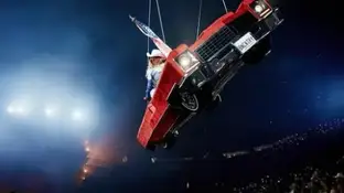 Rescatan a Beyoncé tras quedarse colgada en un 'coche volador' en pleno concierto Rescatan a Beyoncé tras quedarse colgada en un 'coche volador' en pleno concierto
