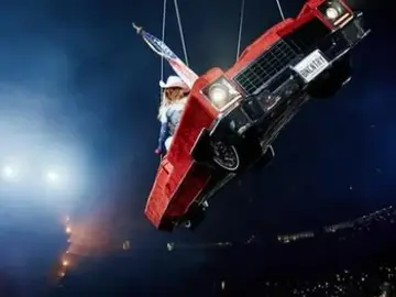 Rescatan a Beyoncé tras quedarse colgada en un 'coche volador' en pleno concierto Rescatan a Beyoncé tras quedarse colgada en un 'coche volador' en pleno concierto