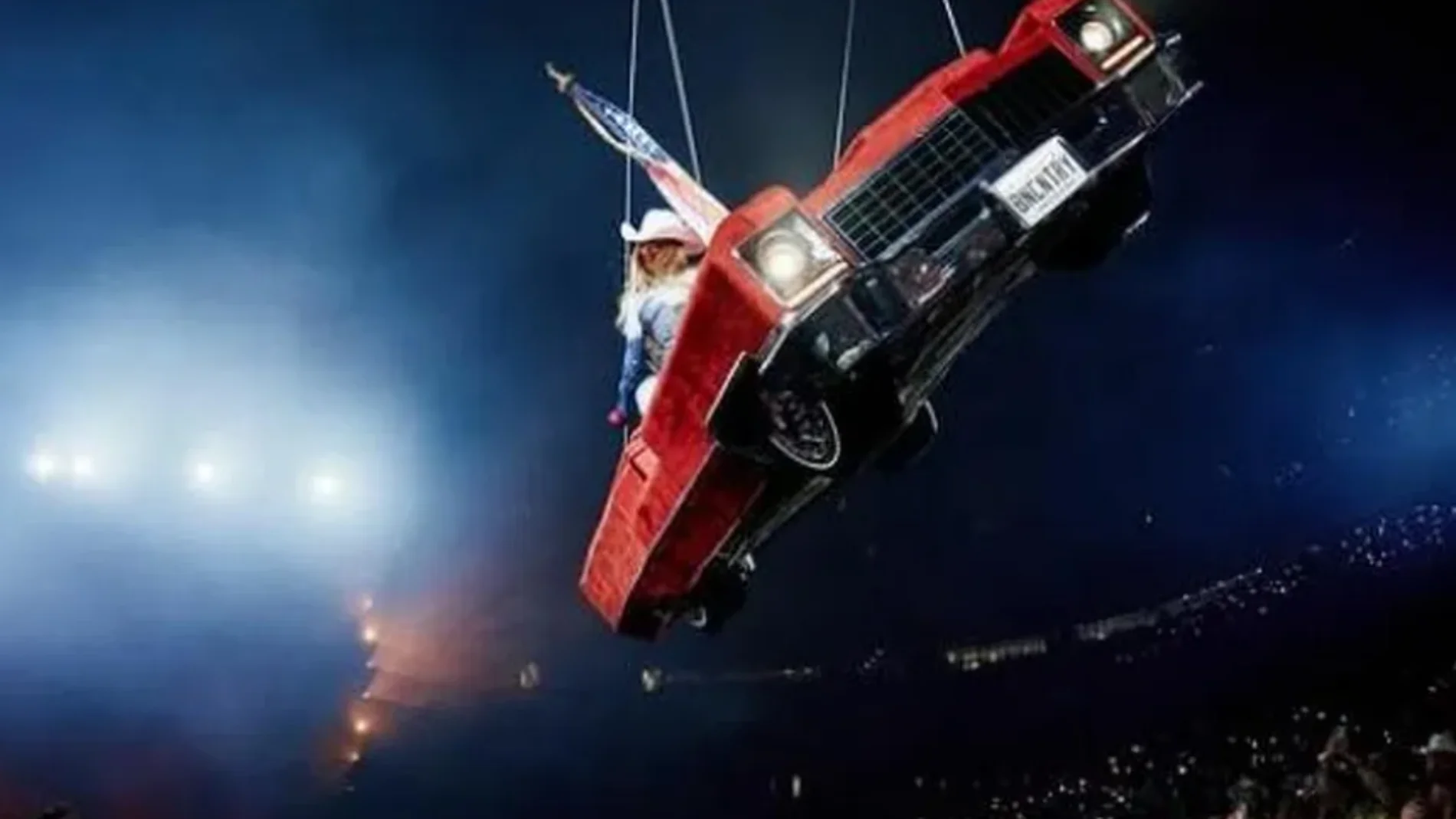 Rescatan a Beyoncé tras quedarse colgada en un 'coche volador' en pleno concierto Rescatan a Beyoncé tras quedarse colgada en un 'coche volador' en pleno concierto