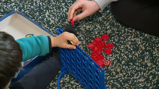 ni&ntilde;os jugando
