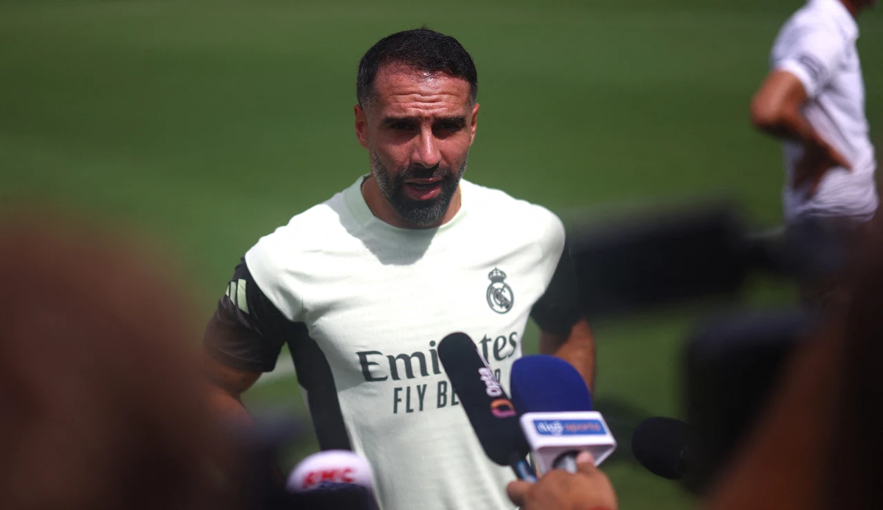Dani Carvajal atiende a los medios antes del entrenamiento
