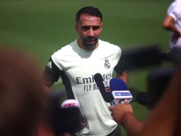 Dani Carvajal atiende a los medios antes del entrenamiento