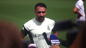 Dani Carvajal atiende a los medios antes del entrenamiento