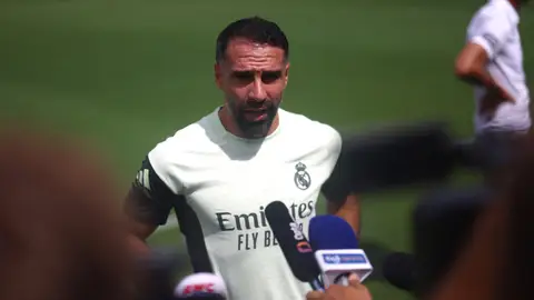 Dani Carvajal atiende a los medios antes del entrenamiento Dani Carvajal atiende a los medios antes del entrenamiento