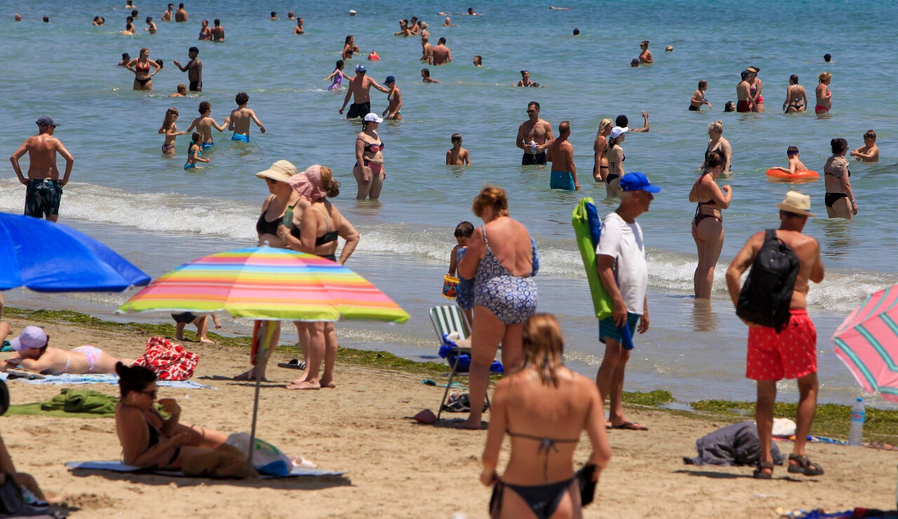 Ba&ntilde;istas en la playa de Alicante