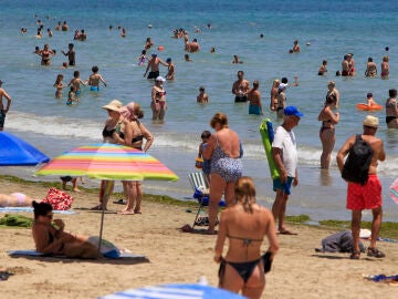 Bañistas en la playa de Alicante