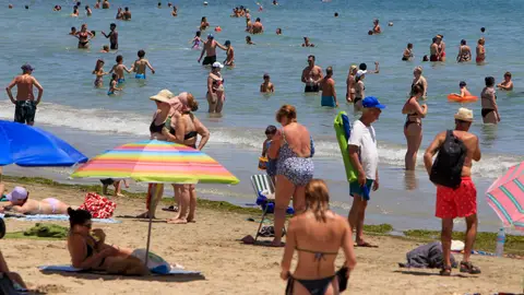 Bañistas en la playa de Alicante Bañistas en la playa de Alicante