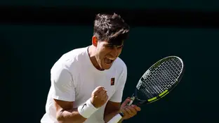 Alcaraz celebra un punto ante Fognini en su debut en Wimbledon Alcaraz celebra un punto ante Fognini en su debut en Wimbledon