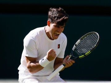 Alcaraz celebra un punto ante Fognini en su debut en Wimbledon