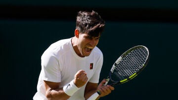 Alcaraz celebra un punto ante Fognini en su debut en Wimbledon
