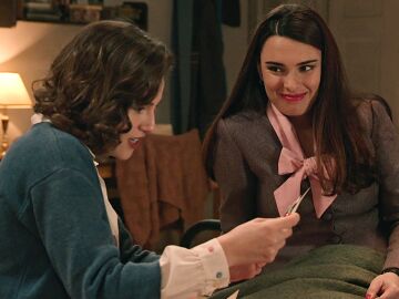 Claudia anima a Fina a que no abandone su pasi&oacute;n por la fotograf&iacute;a y le pide que le haga unas fotos