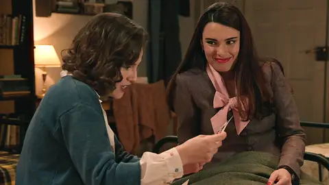 Claudia anima a Fina a que no abandone su pasión por la fotografía y le pide que le haga unas fotos Claudia anima a Fina a que no abandone su pasión por la fotografía y le pide que le haga unas fotos