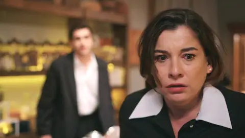 Seyran descubre la traición de Sultan: ¿qué está echando en su bebida? Seyran descubre la traición de Sultan: ¿qué está echando en su bebida?