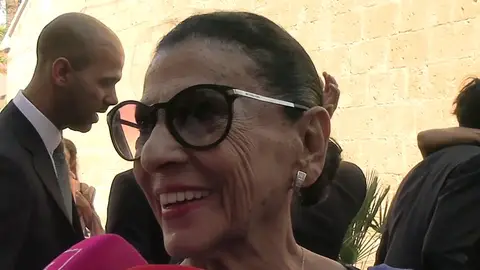 Carmen Flores atendiendo a la prensa Carmen Flores atendiendo a la prensa