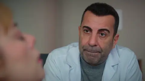 Tolga profundiza en el pasado de Bahar y descubre la verdad detrás de su tristeza Tolga profundiza en el pasado de Bahar y descubre la verdad detrás de su tristeza