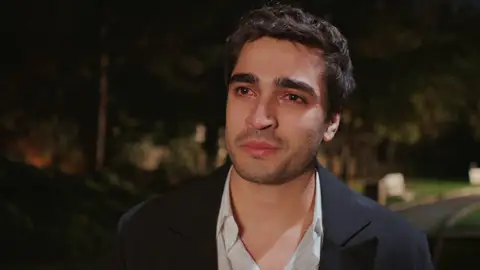 Ferit descubre el sexo del bebé y no puede evitar emocionarse: “¿Es niño o niña?” Ferit descubre el sexo del bebé y no puede evitar emocionarse: “¿Es niño o niña?”