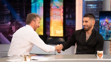 La imagen de Pablo Motos junto a Ilia Topuria tras proclamarse campeón del mundo en Las Vegas