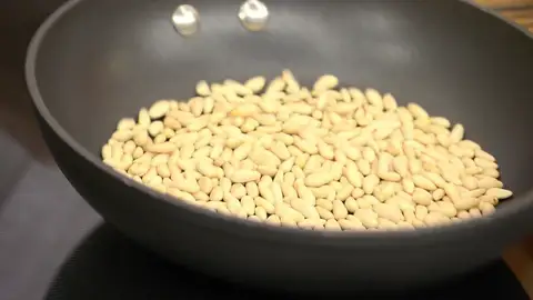 Introduce los piñones y tuéstalos un poco Introduce los piñones y tuéstalos un poco