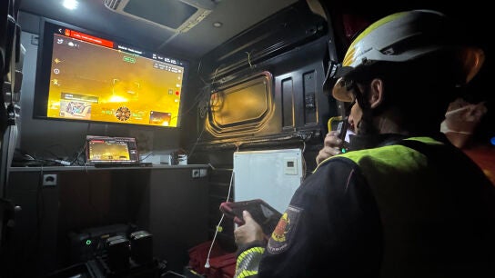 Un bombero atendiendo un incendio en Villa del Prado, Madrid (Espa&ntilde;a)