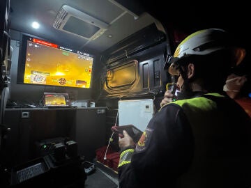 Un bombero atendiendo un incendio en Villa del Prado, Madrid (España)