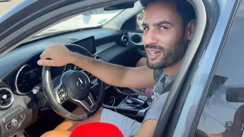 Asraf Beno atendiendo a la prensa desde el coche Asraf Beno atendiendo a la prensa desde el coche