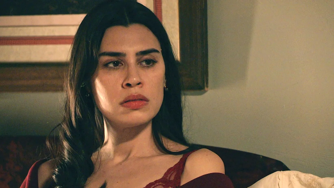 Gabriel trata de asegurarse el voto de María y le propone una alianza: “A los dos nos interesa estar en el mismo bando”