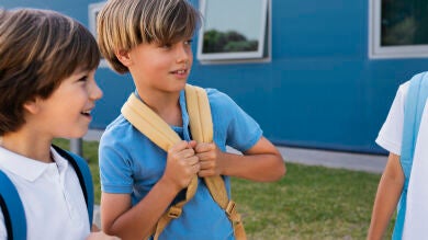 Cuando tu hijo acaba primaria y no sabes si reír o llorar: el duelo silencioso de muchas familias