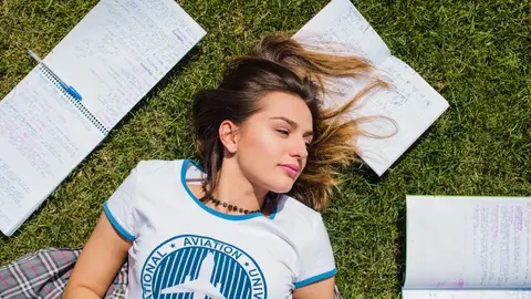 Adolescente estudiando en verano Adolescente estudiando en verano