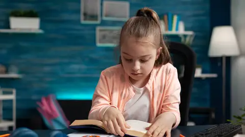 Niña leyendo Niña leyendo