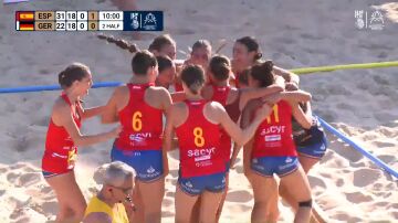 España es campeona del mundo sub-17 por partida doble en el balonmano playa