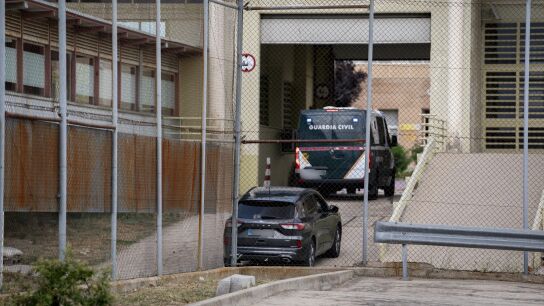 El furg&oacute;n policial con Cerd&aacute;n entrando a Soto del Real 
