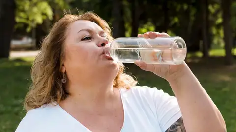 Mujer bebiendo agua Mujer bebiendo agua