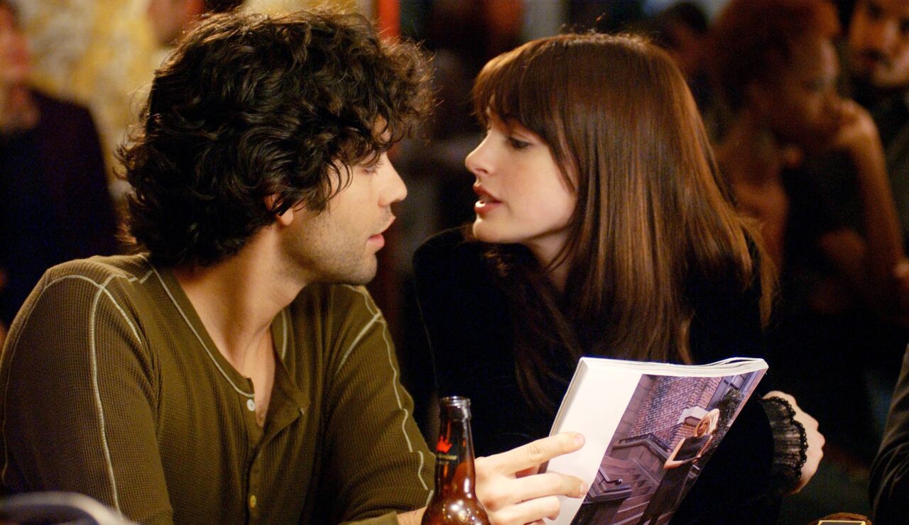Adrian Grenier y Anne Hathaway como Nate y Amy en El diablo viste de Prada