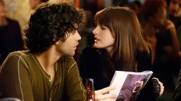 Adrian Grenier y Anne Hathaway como Nate y Amy en El diablo viste de Prada Adrian Grenier y Anne Hathaway como Nate y Amy en El diablo viste de Prada