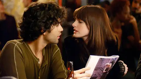 Adrian Grenier y Anne Hathaway como Nate y Amy en El diablo viste de Prada Adrian Grenier y Anne Hathaway como Nate y Amy en El diablo viste de Prada