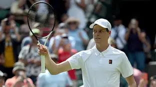 Jannik Sinner celebra su victoria ante Luca Nardi en Wimbledon Jannik Sinner celebra su victoria ante Luca Nardi en Wimbledon