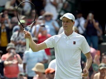 Jannik Sinner celebra su victoria ante Luca Nardi en Wimbledon