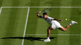 Carlos Alcaraz durante el duelo ante Tarvet en Wimbledon