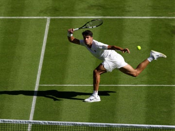 Carlos Alcaraz durante el duelo ante Tarvet en Wimbledon