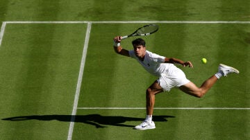 Carlos Alcaraz durante el duelo ante Tarvet en Wimbledon