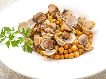 Garbanzos con berberechos, de Arguiñano: una receta baja en calorías, pero llena de sabor y con mucha personalidad