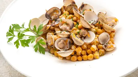 Garbanzos con berberechos, de Arguiñano: una receta baja en calorías, pero llena de sabor y con mucha personalidad Garbanzos con berberechos, de Arguiñano: una receta baja en calorías, pero llena de sabor y con mucha personalidad