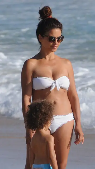 Mónica Cruz, con su hija en la playa en 2015 Mónica Cruz, con su hija en la playa en 2015